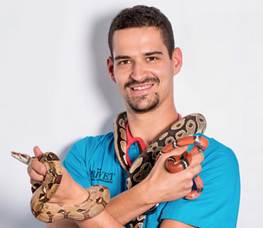 Auxiliar Veterinario animales exóticos y salvajes David Herrero